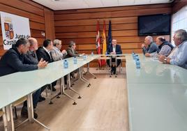 El consejero de Agricultura, Ganadería y Desarrollo Rural, Gerardo Dueñas, en la reunión con los represantes de los regantes.