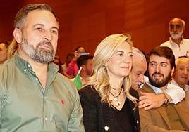 Santiago Abascal, Irene Carvajal y Juan García-Gallardo, en elmitin de Vox del viernes 24 de marzo en Valladolid.