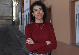 Laura San Martín, en una calle de Monzón de Campos, localida palentina en la que trabaja.