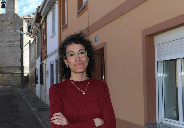 Laura San Martín, en una calle de Monzón de Campos, localida palentina en la que trabaja.