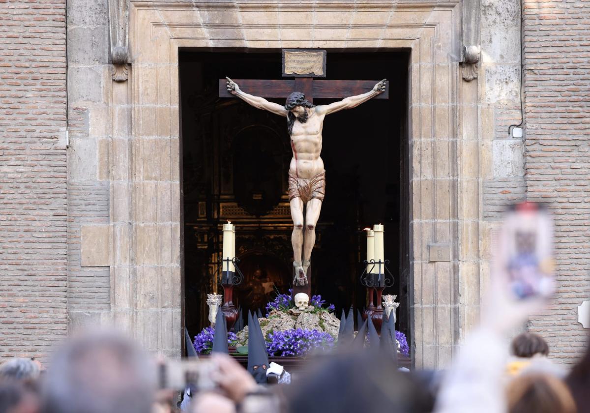 El Santo Cristo de las Cinco Llagas a su salida del la Iglesia de San Quirce y Santa Julita hoy en Valladolid.