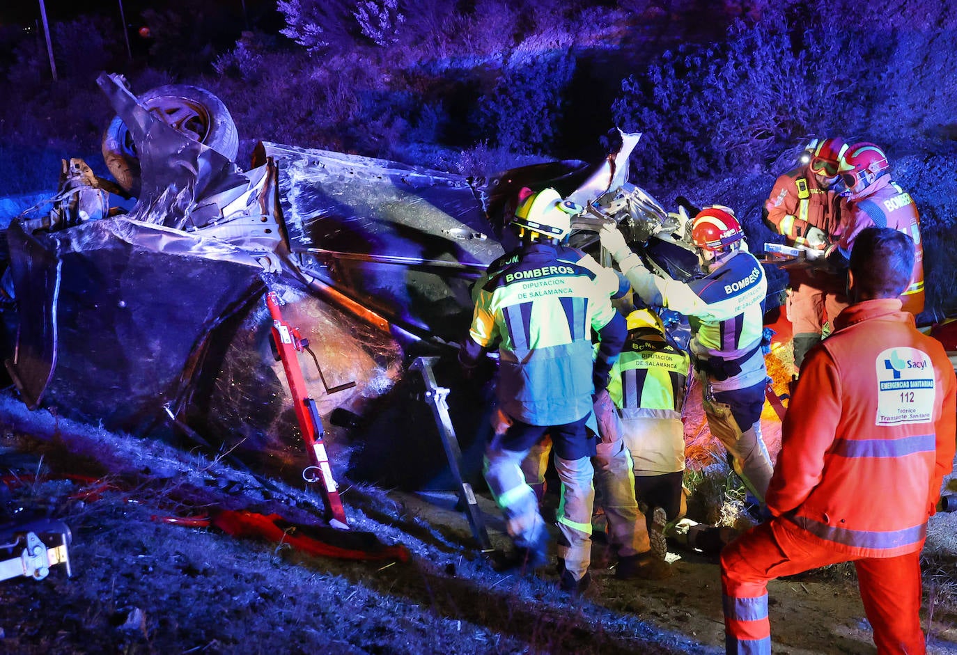 Los bomberos rescatan a un hombre atrapado en su vehículo en Salamanca