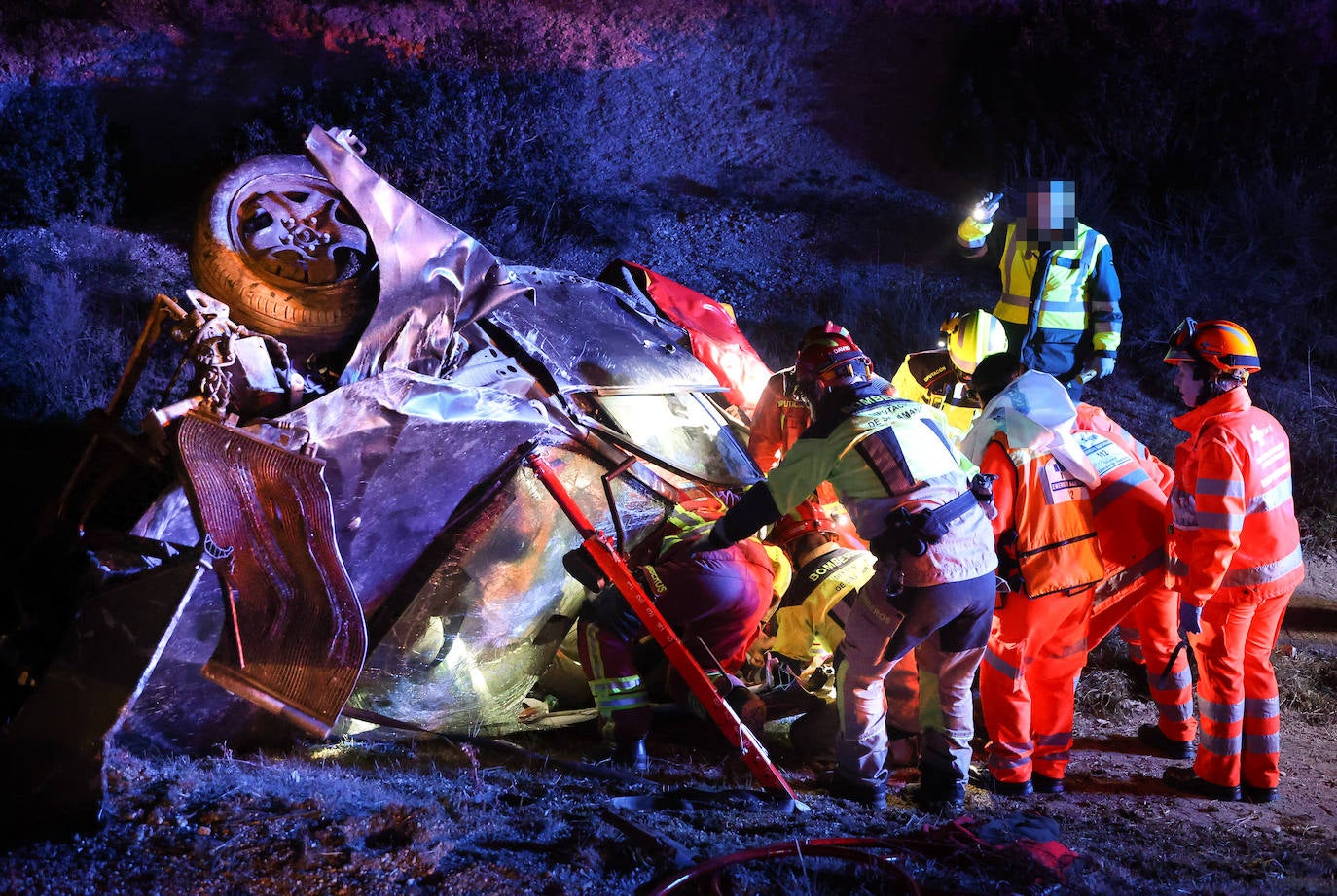 Los bomberos rescatan a un hombre atrapado en su vehículo en Salamanca