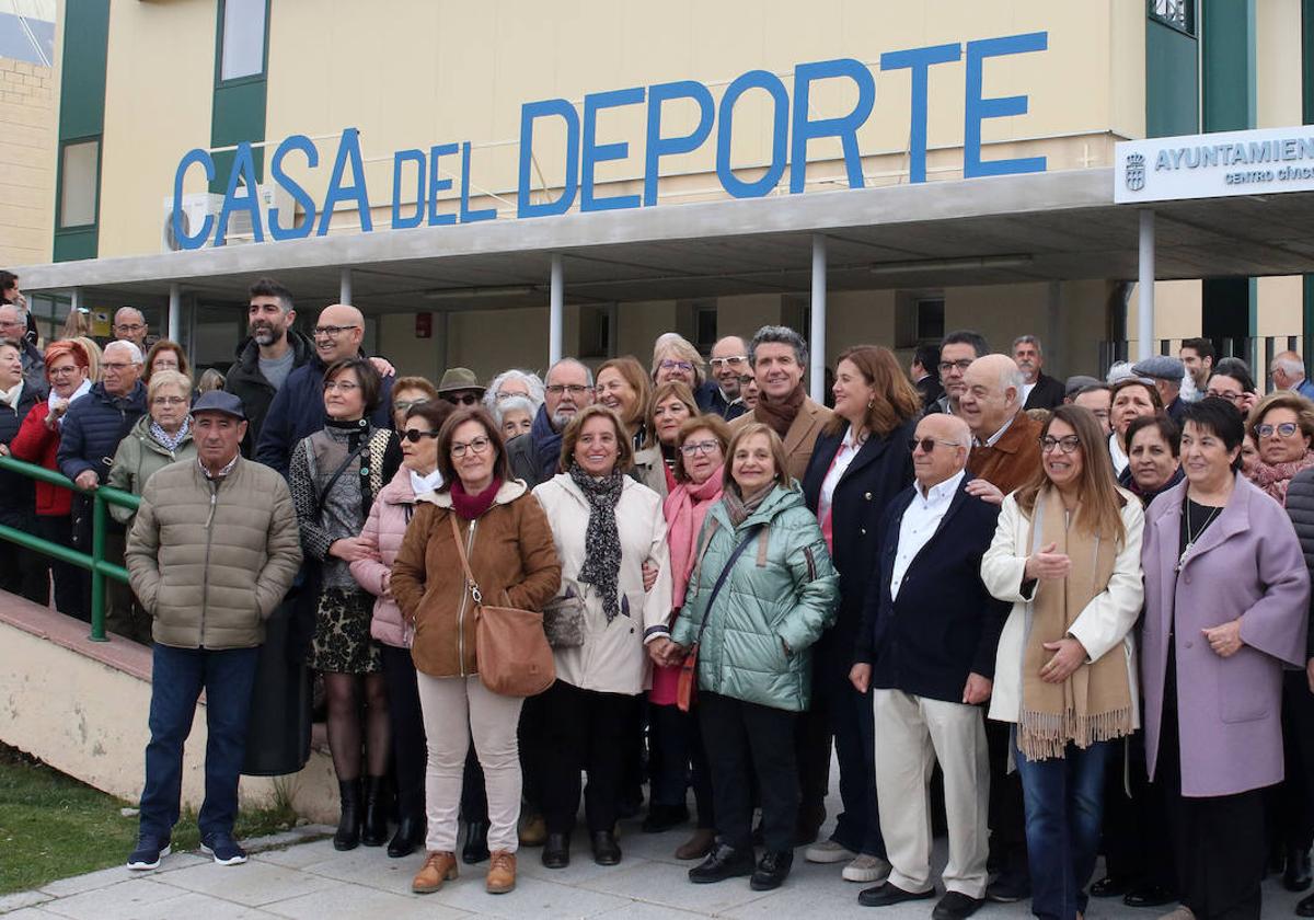 Autoridades y vecinos, durante la inauguración del nuevo centro cívico de Nueva Segovia.