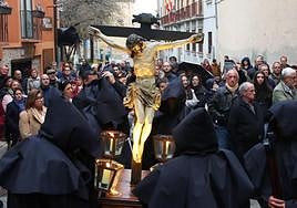 Procesión del Cristo de la Buena Muerte por las calles de Segovia, este sábado.