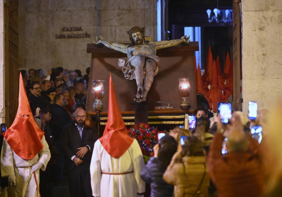 Salida de la procesión del Santísimo Cristo de los Trabajos este domingo en Valladolid.