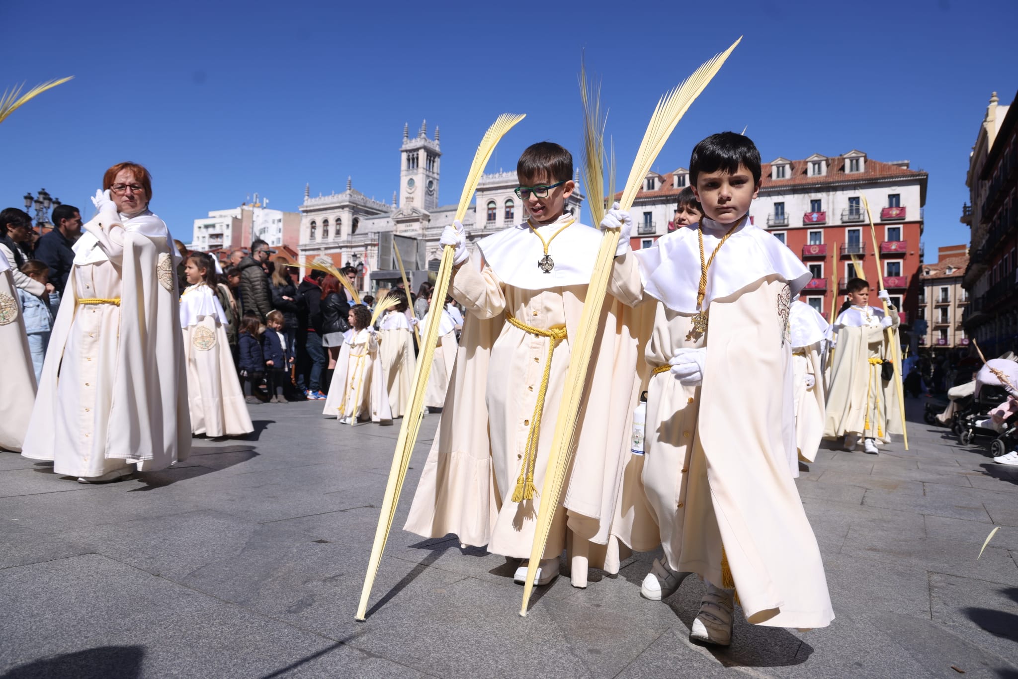 Algunos de los niños que han acompañado el paso vestidos de cofrades.
