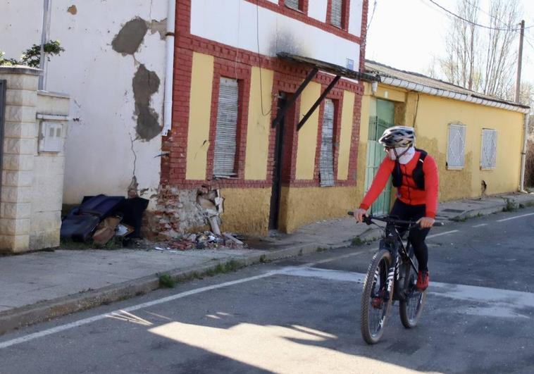 Un ciclista pasa junto a la pared contra la que colisionaron los jóvenes fallecidos.