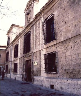 Imagen secundaria 2 - De arriba abajo, la cárcel de Chancillería en 1901, en 1962 y actualmente como Biblioteca Universitaria Reina Sofía.