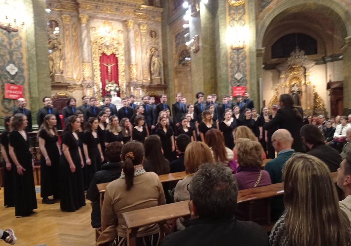 El coro durante el concierto.