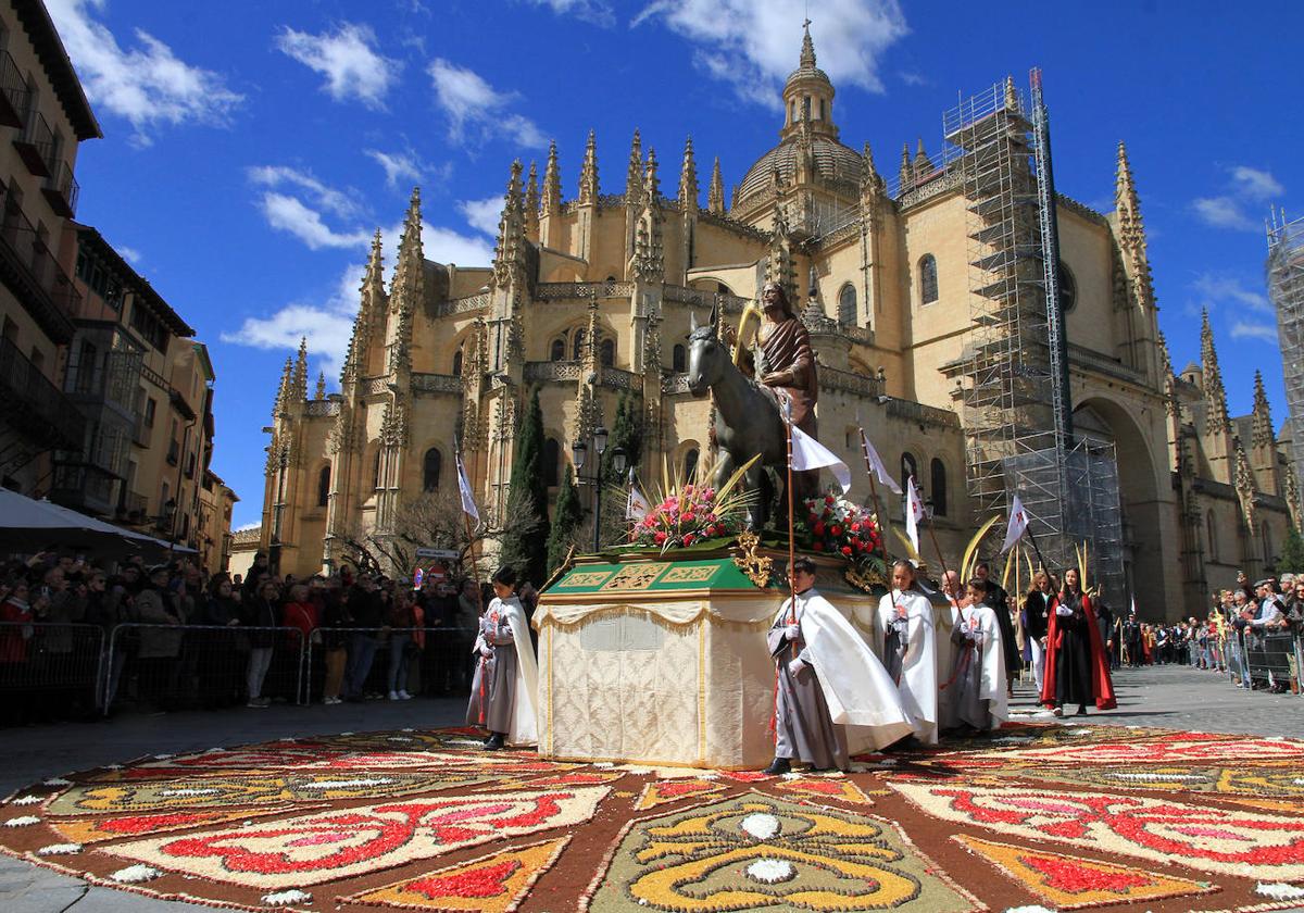 La procesión de La Borriquilla, a su paso por la alfombra floral en la Plaza Mayor.