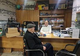 Un hombre, en una agencia de viajes de Cuéllar.