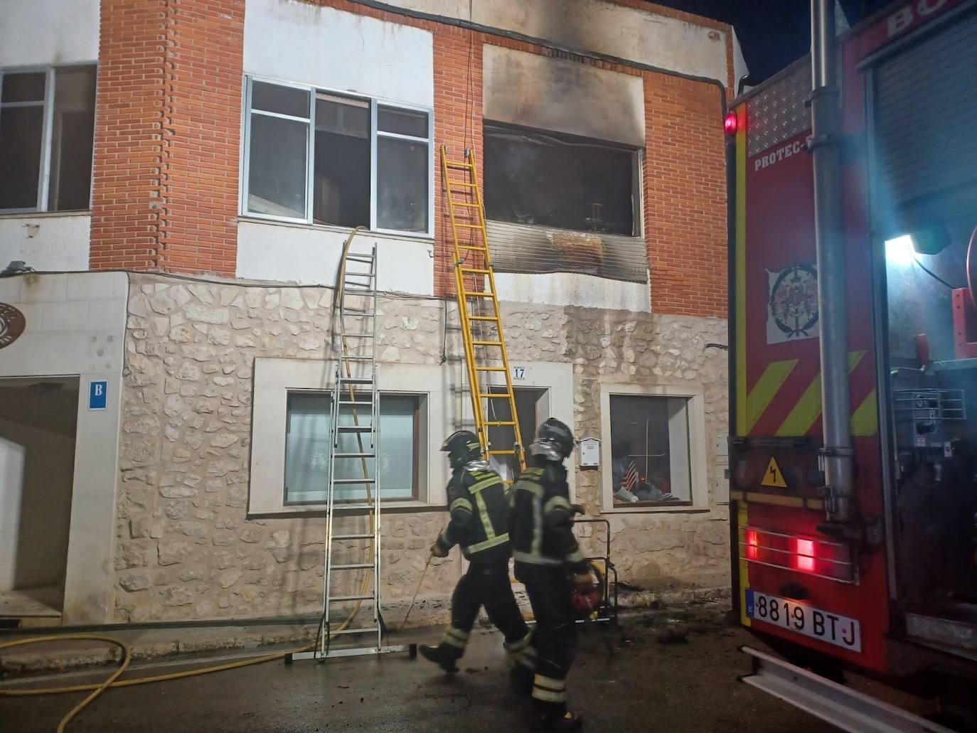 Los bomberos de la Diputación de Valladolid trabajan en la extinción.