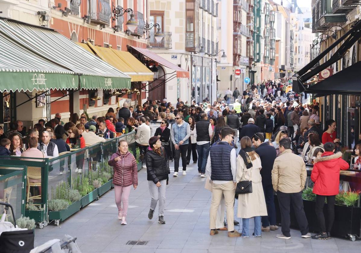 Estampa de la calle Cascajares a la hora del vermú.