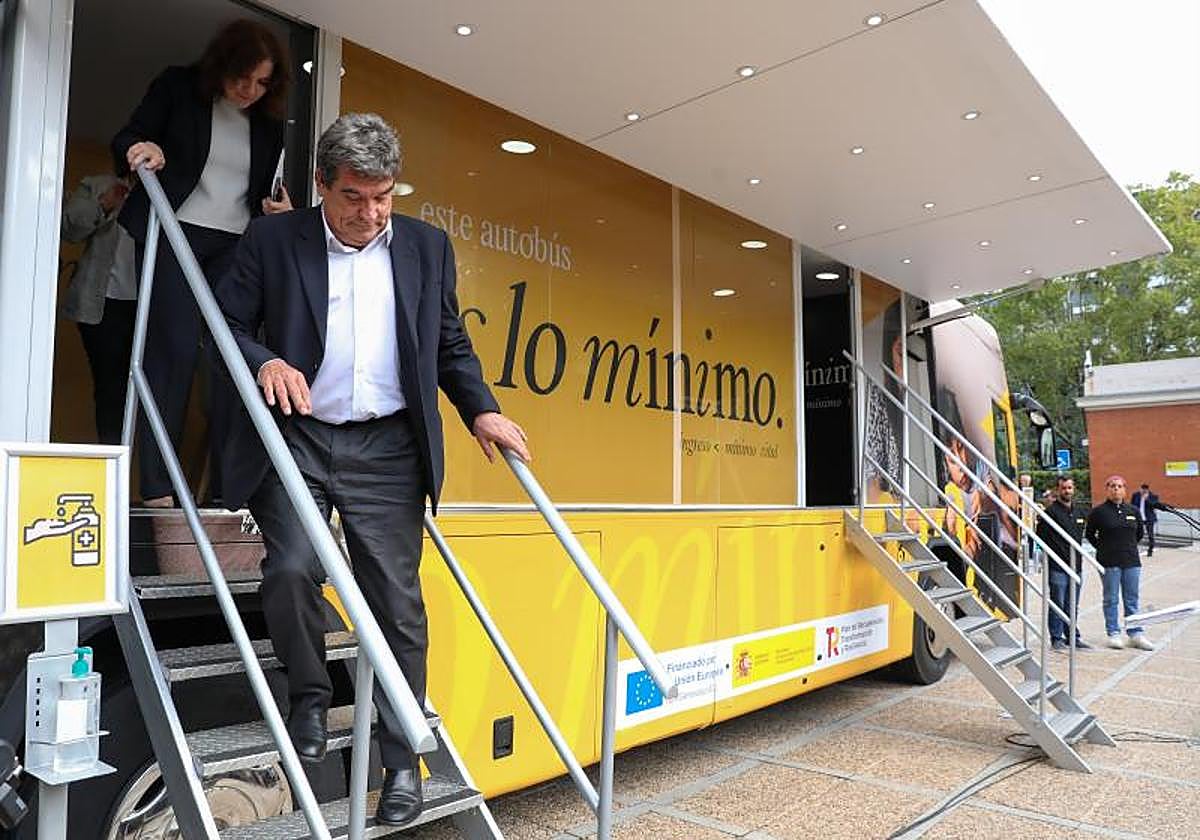 El ministro de Inclusión, Seguridad Social y Migraciones, José Luis Escrivá, baja del autobús informativo del Ingreso Mínimo Vital que ha recorrido toda España.