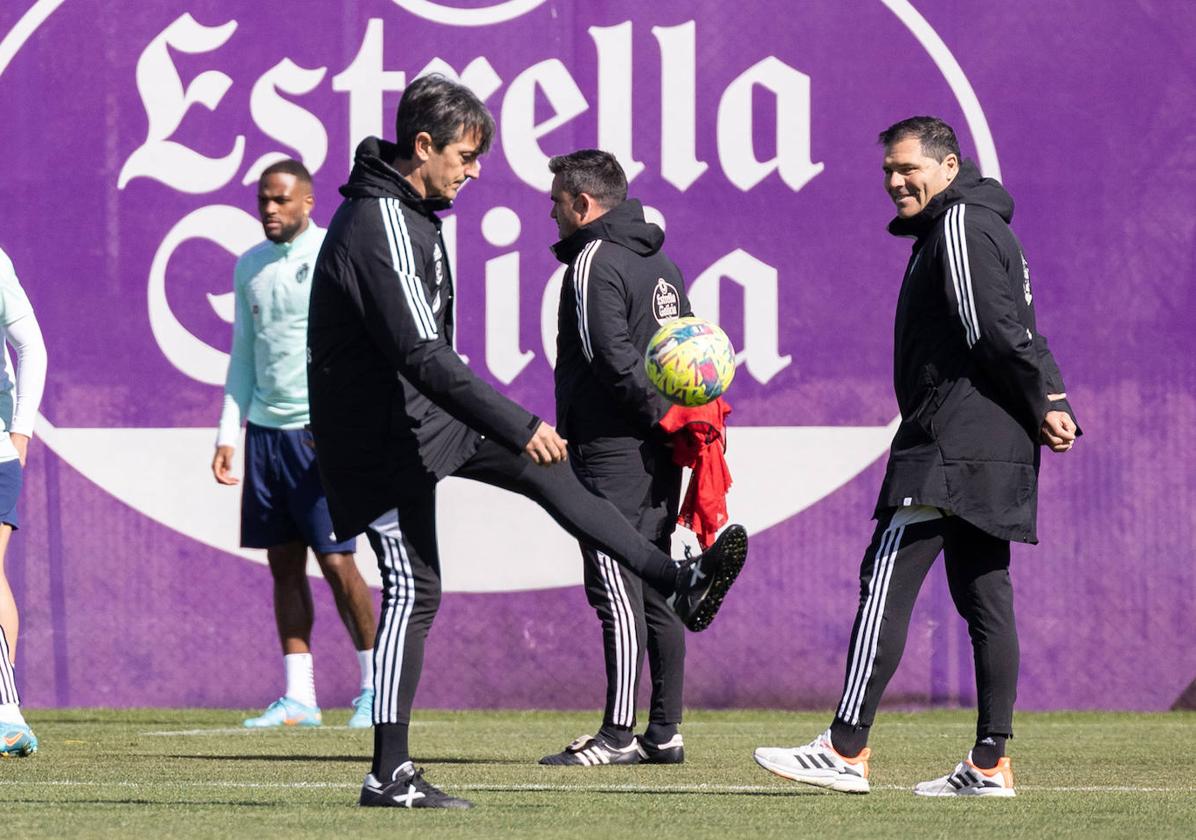 Pacheta hace malabarismos con el balón en su último entrenamiento al frente del Pucela.