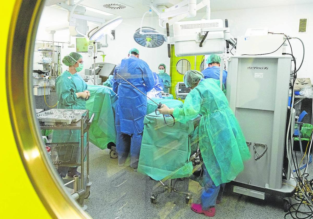 Actividad en un quirófano del Hospital Río Hortega de Valladolid.