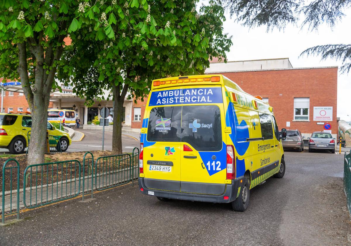 Una ambulancia en el Hospital Río Carrión en una imagen de archivo.