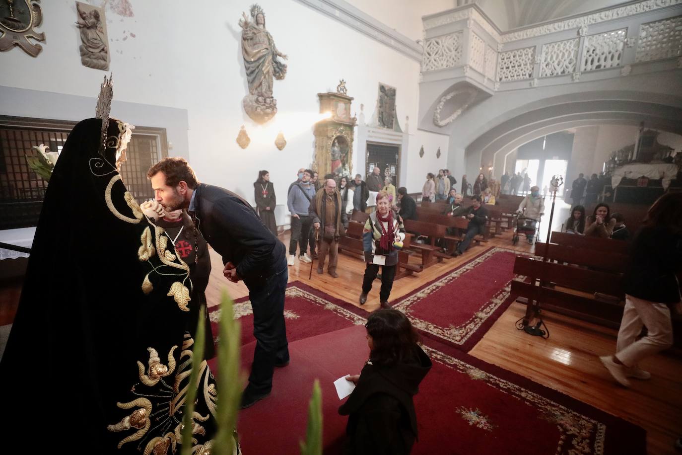 El besamanos a la virgen de Nuestra señora de la soledad, en imágenes