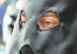 Un cofrade segoviano, durante una procesión.