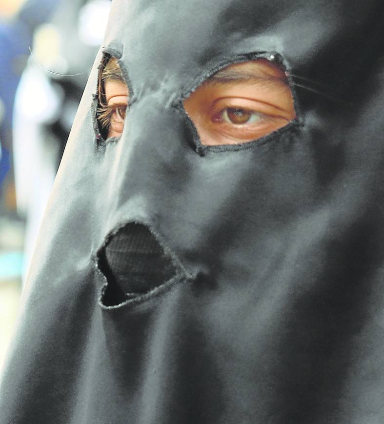 Un cofrade segoviano, durante una procesión.