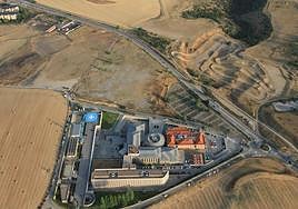 Foto aérea del actual complejo hospitalario y de los terrenos, justo encima de él en la imagen, donde se prevé construir la ampliación y crear la Escuela de Enfermería.