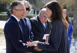 La ministra de Justicia, Pilar Llop, saluda al presidente de la Audiencia de Segovia, Ignacio Pando.