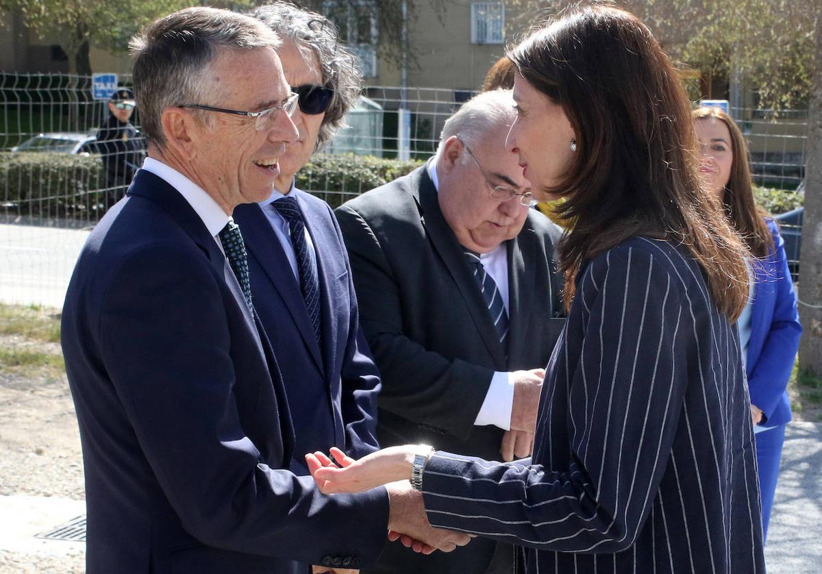 La ministra de Justicia, Pilar Llop, saluda al presidente de la Audiencia de Segovia, Ignacio Pando.