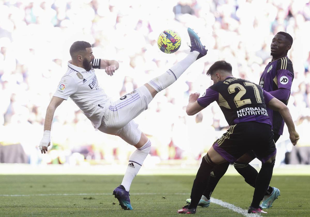 Karim Benzema hace un escorzo para marcar uno de sus tres goles.