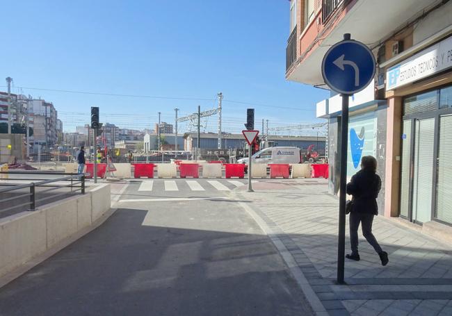 Señal de salida de la calle Panaderos, del lado de los números pares, hacia la calle Estación.