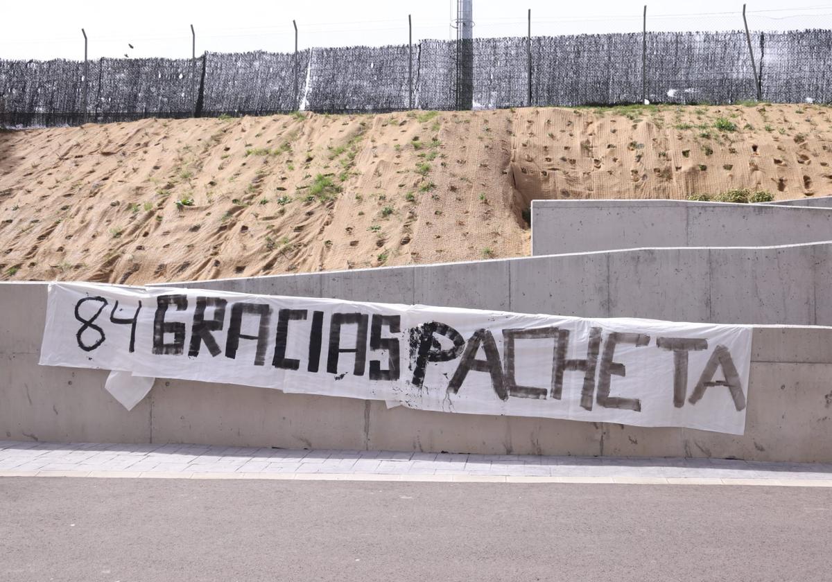 La pancarta de agradecimiento a Pacheta colgada frente a las oficinas del club.