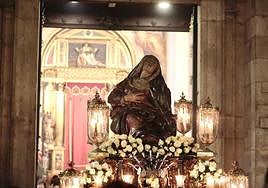 El paso 'Nuestra Señora de las Angustias' en la Procesión de la Soledad.