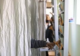 Un hombre elige papeleta en las últimas elecciones autonómicas en Castilla y León.