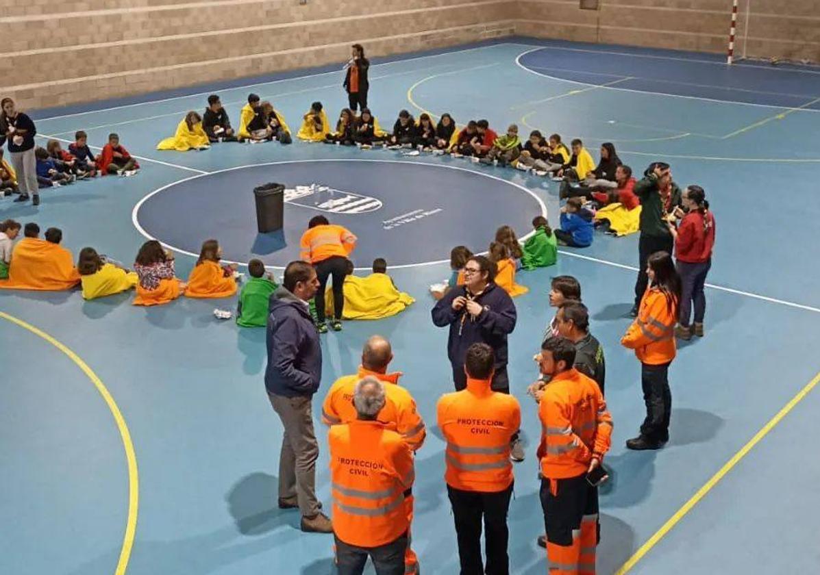 Menores y monitores del campamento, en el polideportivo de Riaza.