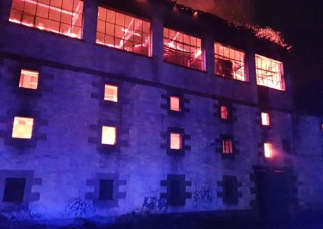 Imagen secundaria 1 - Incendio en la antigua harinera de Fontaneda de Aguilar de Campoo.