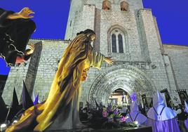 Jesús de Medinaceli abandona San Miguel, tras la llegada del paso con la imagen de Judas.