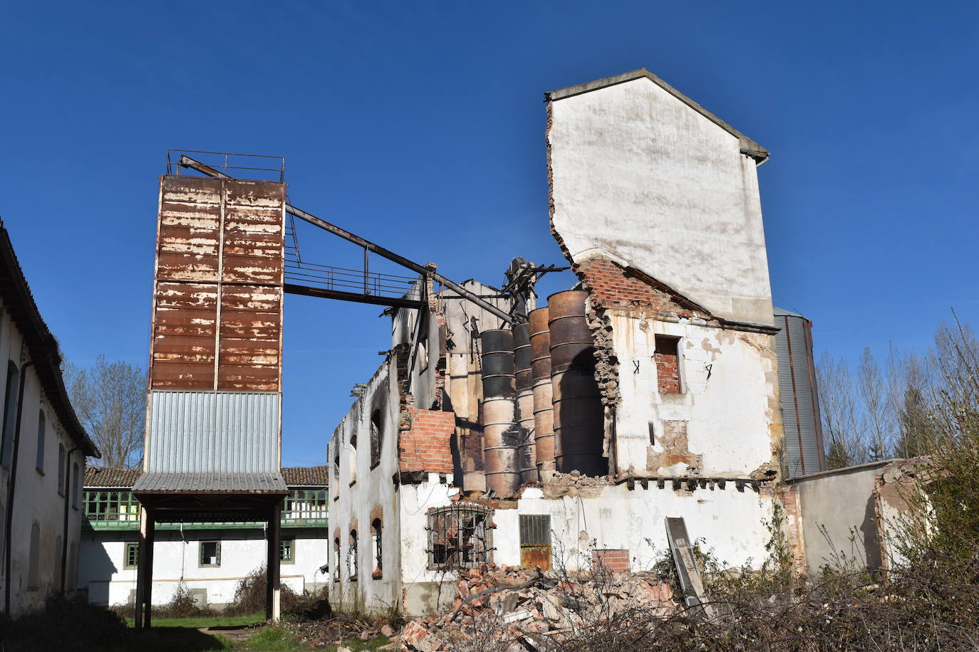 Así está la antigua harinera de Aguilar devorada por el fuego