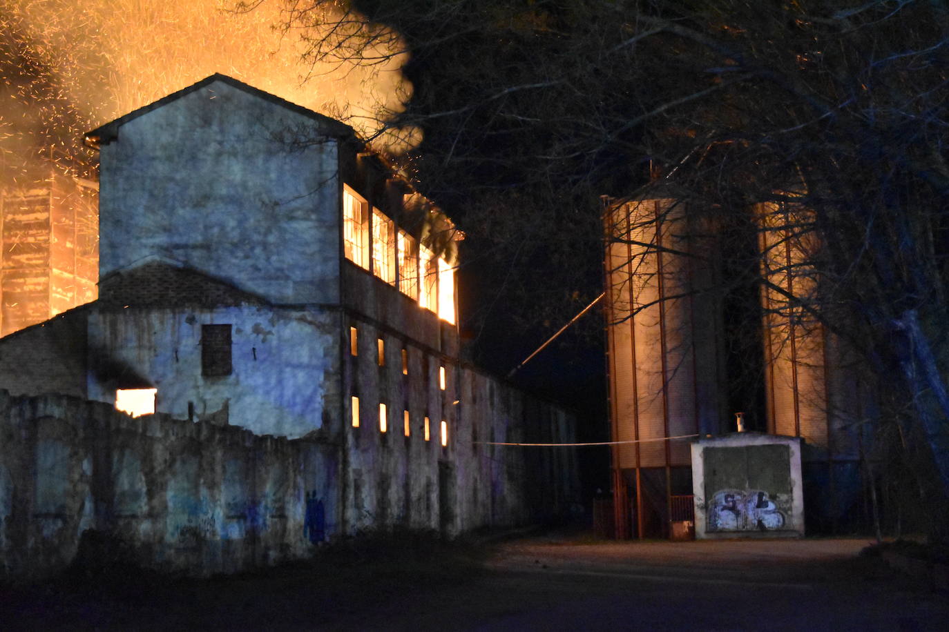 Así está la antigua harinera de Aguilar devorada por el fuego