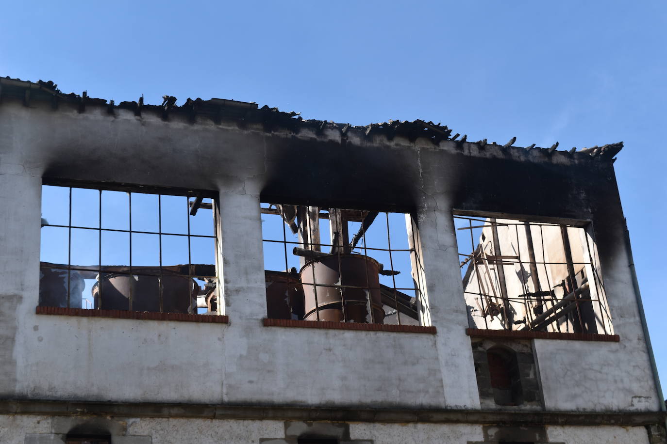 Así está la antigua harinera de Aguilar devorada por el fuego