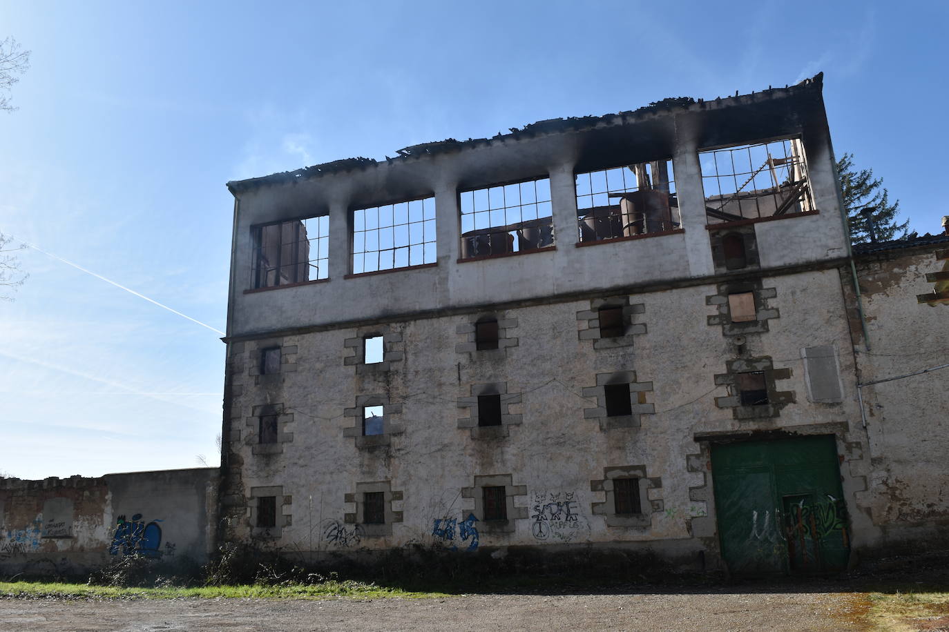 Así está la antigua harinera de Aguilar devorada por el fuego