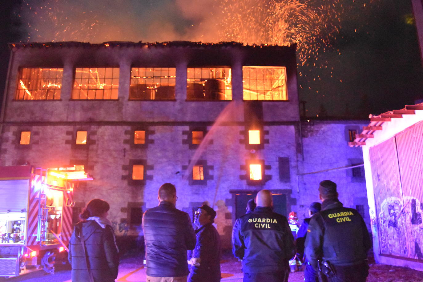 Así ardió la antigua harinera de Fontaneda en Aguilar