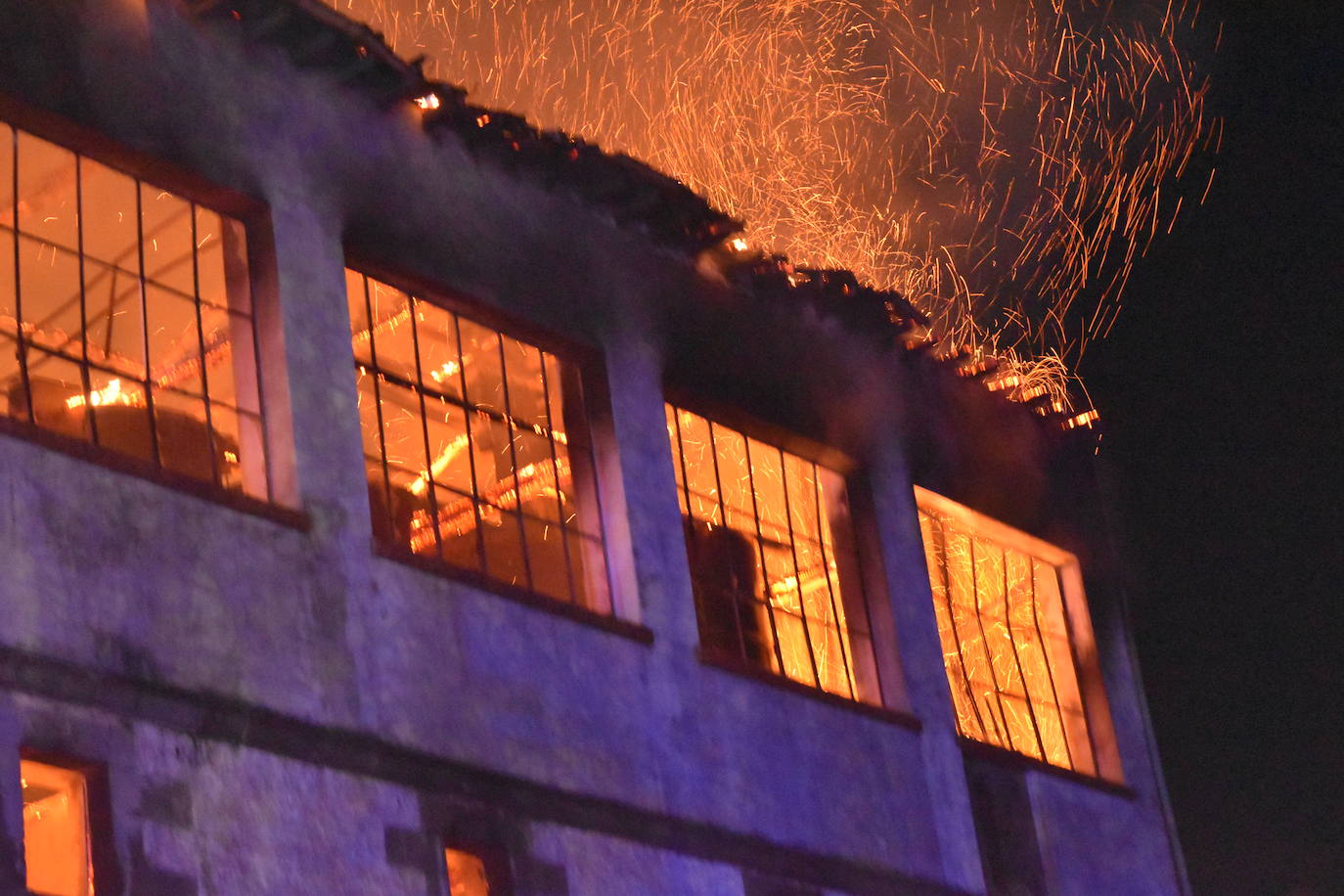 Así ardió la antigua harinera de Fontaneda en Aguilar