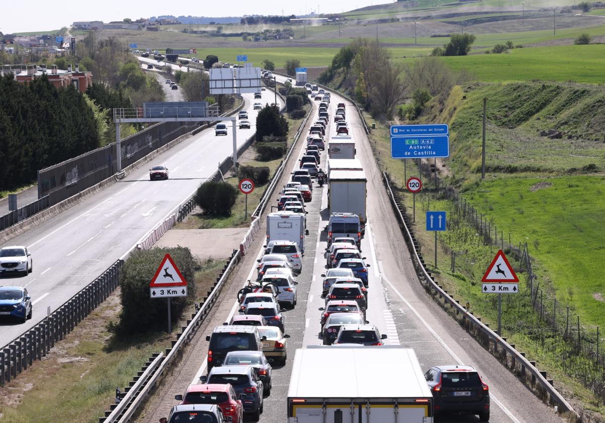 Imagen de las retenciones en la A-62, en el término municipal de Arroyo.