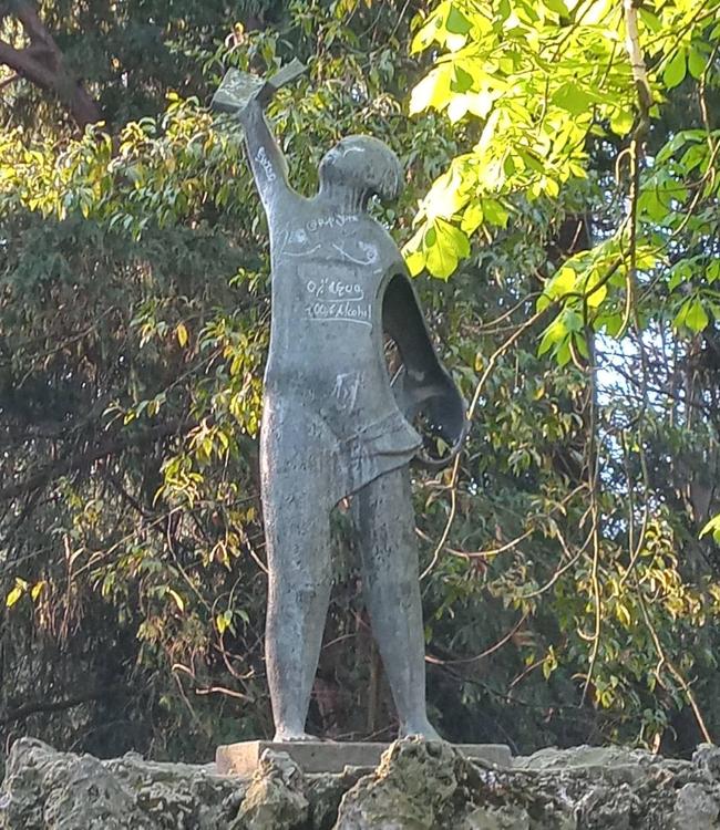 Escultura de Buciños, seudónimo artístico del gallego Manuel García Vázquez. Instalada en la bautizada como Glorieta del Libro, en el Campo Grande, e instalada el 30 de junio de 1980 en el marco del VII Congreso Nacional de Libreros celebrado en Valladolid. 