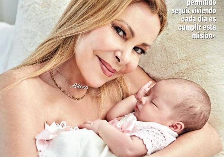 Ana Obregón posa con su nieta, hija de Aless, en la portada de la revista 'Hola' de este miércoles.