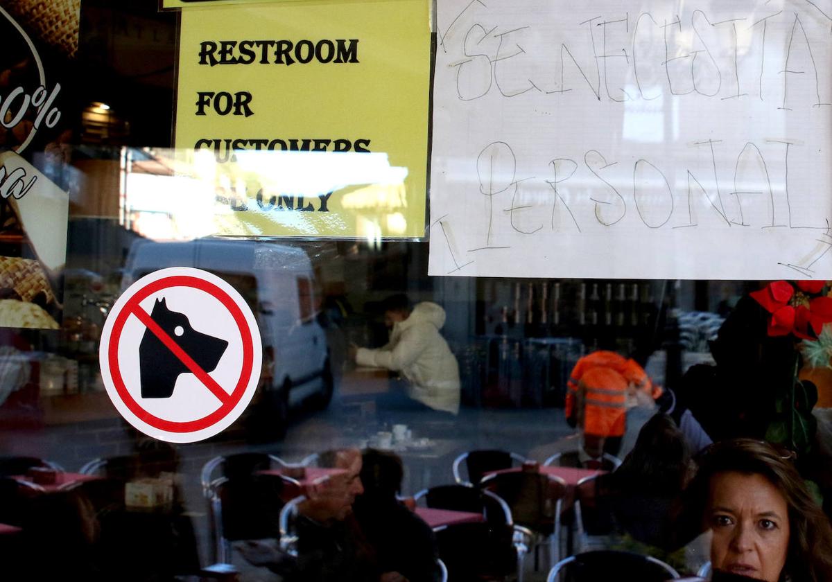 Un cartel para la búsqueda de trabajadores colgado en una cafetería de la ciudad.