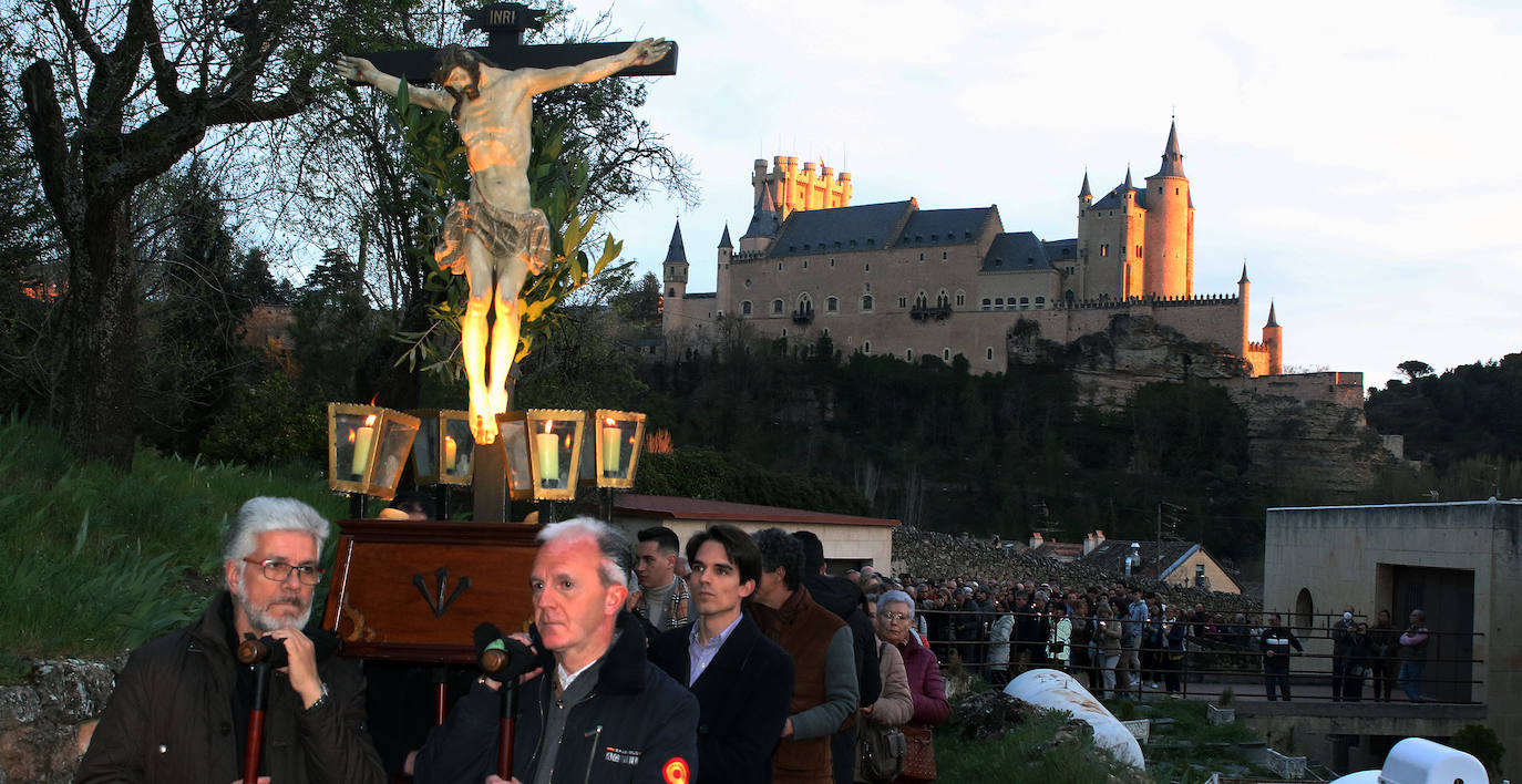 Vía Crucis de los Padres Carmelitas, este Miércoles Santo, con el Alcázar de fondo.