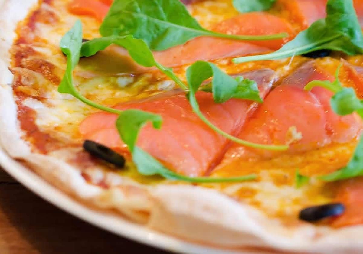Pizza de salmón ahumado y rúcula