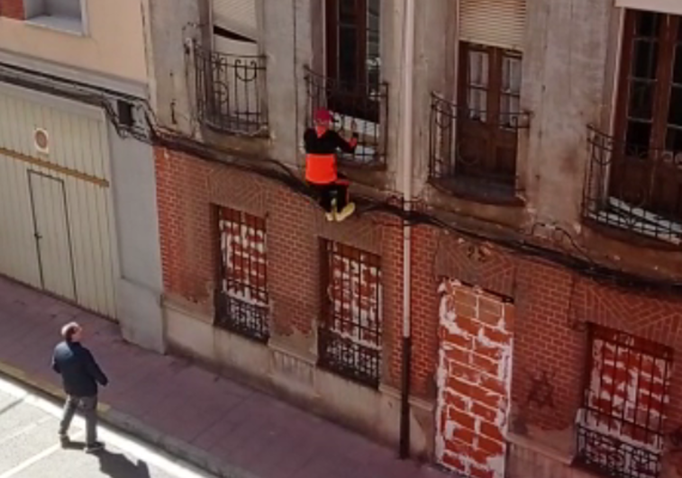 Momento en el que uno de los okupas accede al interior del bloque de Bailarín Vicente Escudero.