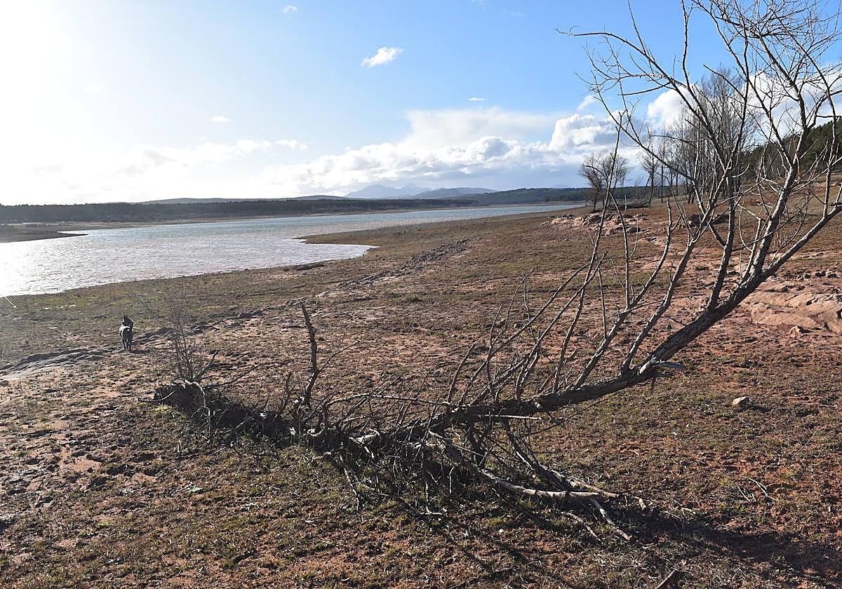 Embalse de Aguilar, afectado por la sequía, el pasado mes de marzo.